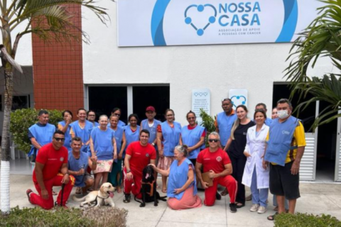 Cães terapêuticos levam alegria e apoio emocional a pacientes com câncer em Fortaleza