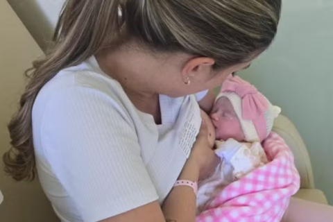 Paranaense realiza sonho da maternidade e amamenta filha biológica após gestação por substituição