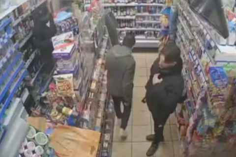 “Pai?!” Jovem encontra o homem que procurava há 20 anos em um minimercado de Londres