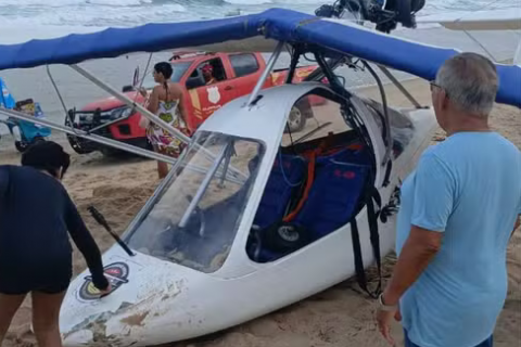 Ultraleve com prefeito de Barreiros faz pouso forçado em praia de Ipojuca